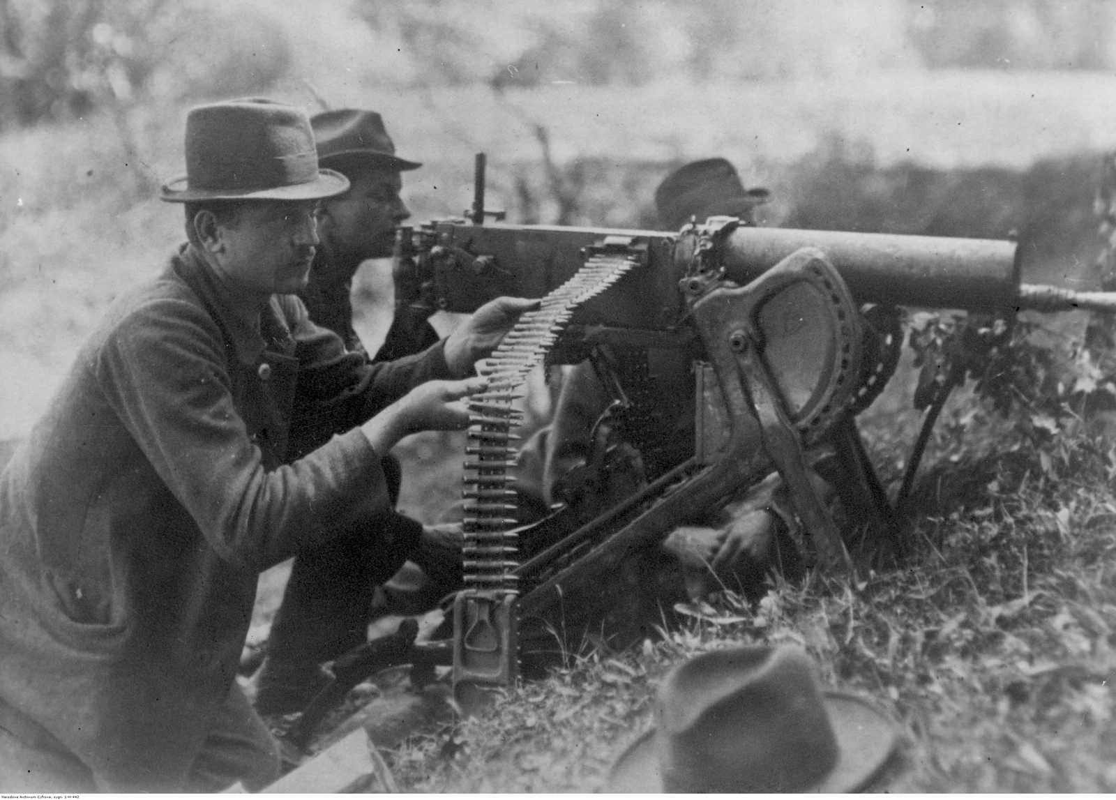 Ciężki karabin maszynowy Maxim wz. 1908 podczas III powstania. Opis archiwalny wskazuje Odrę, nie ustala konkretnego stanowiska.